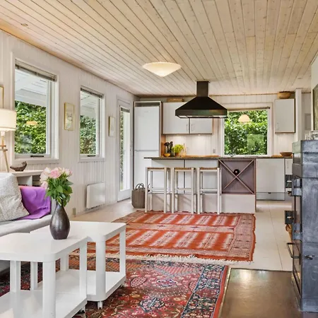 펜션 Cozy And Well-appointed Summer House In *
