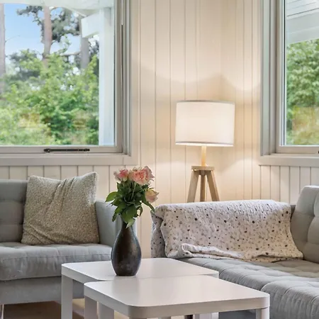 펜션 Cozy And Well-appointed Summer House In