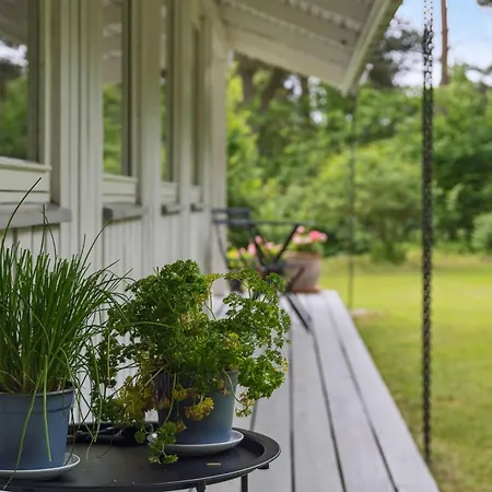 펜션 Cozy And Well-appointed Summer House In *
