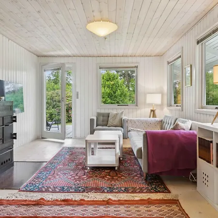 펜션 Cozy And Well-appointed Summer House In
